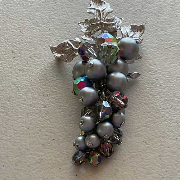 Vintage Brooch Silvertone Grape Cluster gray pearl beads iridescent beads 2.5” - Picture 2 of 9